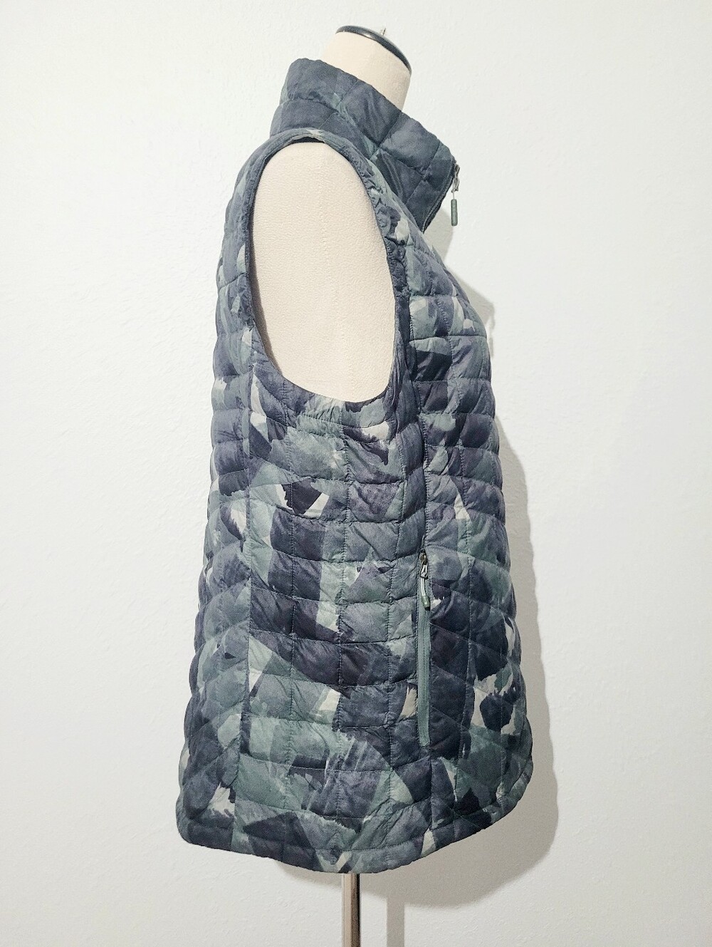 The North Face ThermoBall Quilted Puffer Vest Women's Large Gray Camo Full Zip - Picture 4 of 16